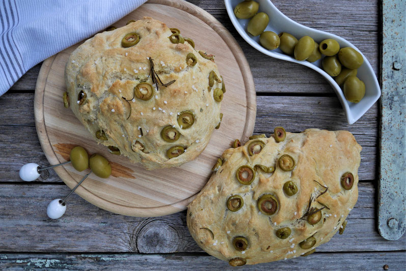 Focaccia mit grünen Oliven, vegan
