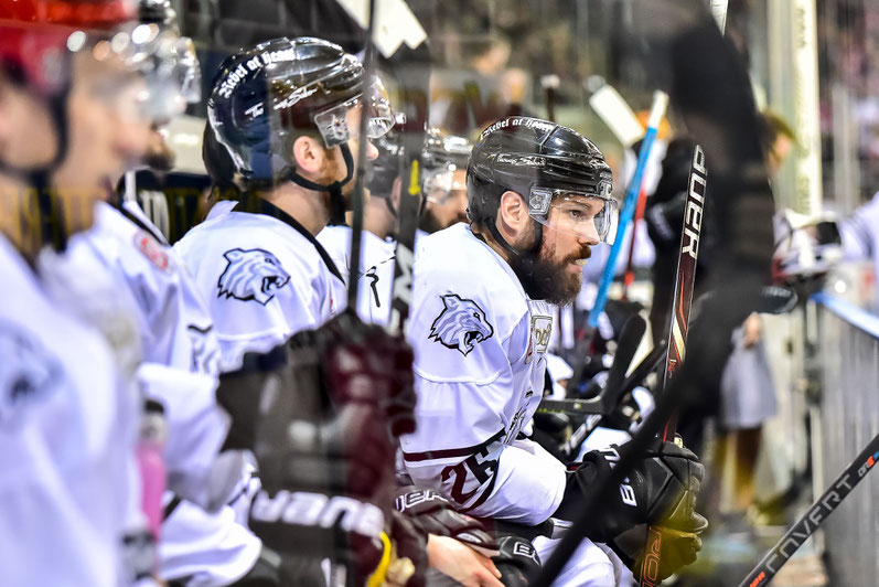 Ratlosigkeit auf der Spielerbank: 2:4 und keine Punkte in Bremerhaven! (Foto: Birgit Eiblmaier)