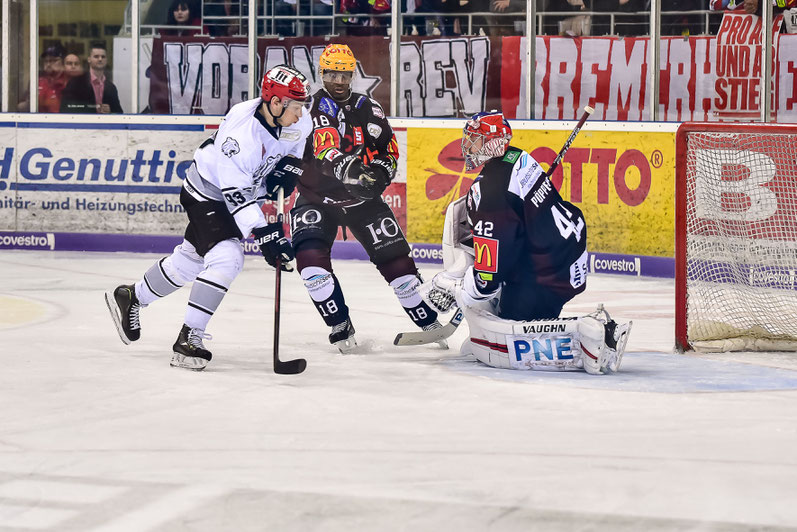 Thomas Sabo Ice Tigers, Topscorer Leonhard Pföderl, Birgit Eiblmaier)