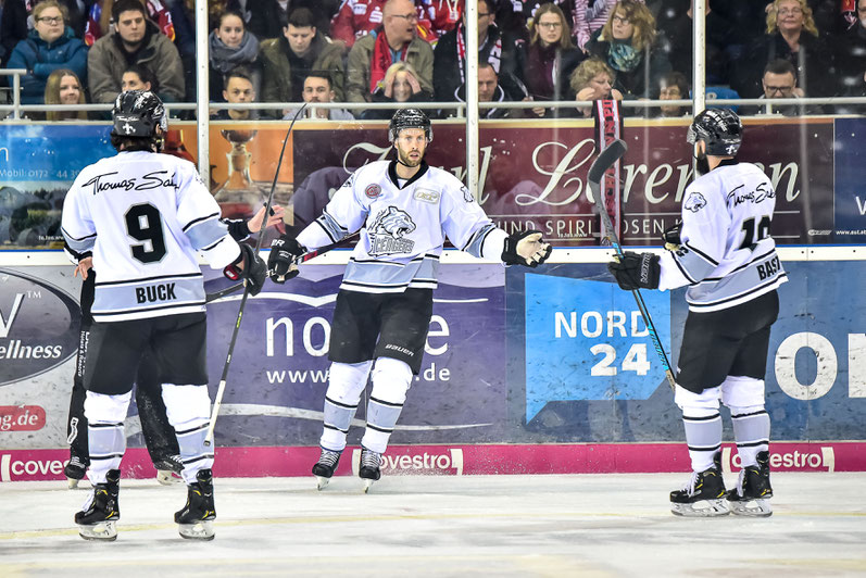 Kein schlechter Anfang: Will Acton trifft im PowerPlay zum 0:1! (Foto: Birgit Eiblmaier)
