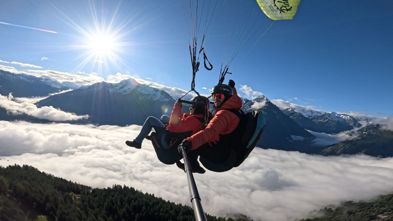 Selfie eines begleiteten Tandemflugs über den Bergen 