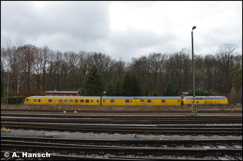 Als hätte man nicht genug Motive, passiert ein Messzug um 218 477-8 die Szenerie. Der Zug kam aus Leipzig und rollt gen Chemnitz Hbf.