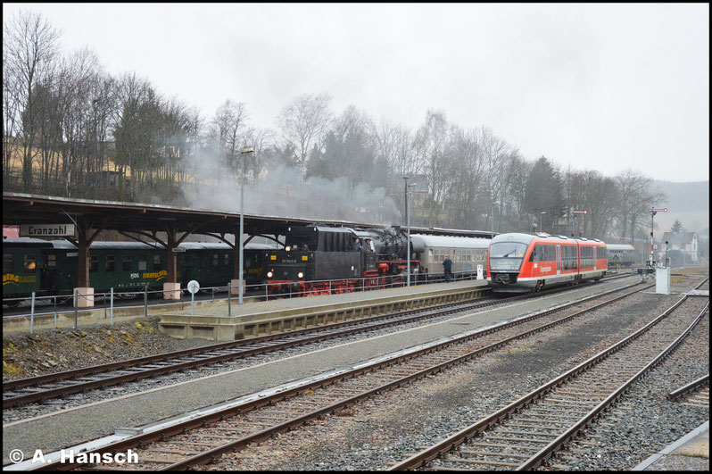 Mehrere Pfiffe kündigten den Sonderzug lange vor Ankunft an. Hier rollt er schließlich in den Bf. ein. Rechts im Bild ist die Erzgebirgsbahn nach Chemnitz zu sehen