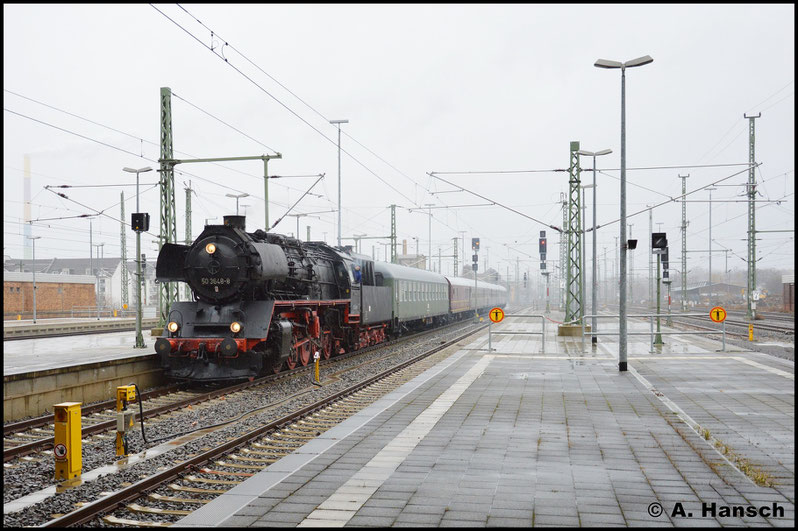 Am Morgen wurde der Leerzug aus Niederwiesa (DLr 79653) in Chemnitz Hbf. erwartet. Pünktlich rollt der Zug in Die Bahnhofshalle ein