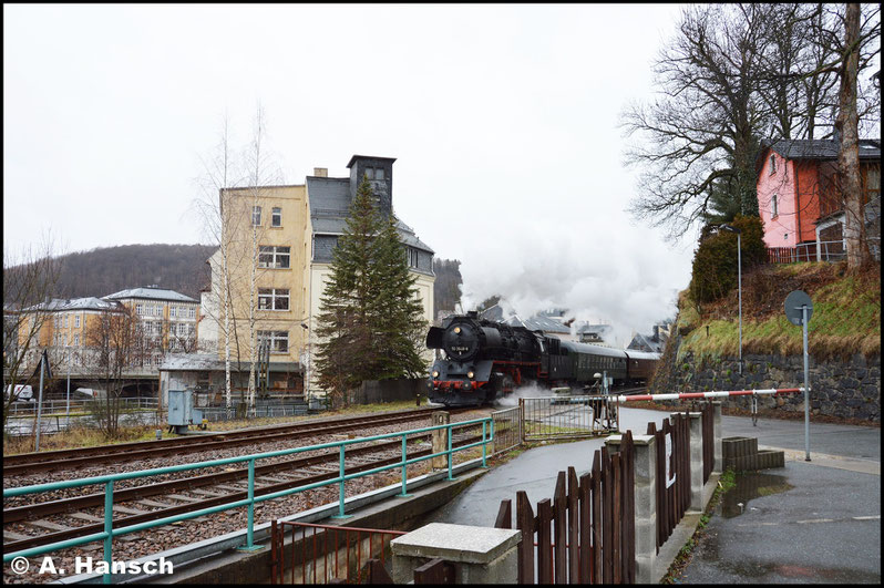 Dann wurde an der "Glück-Auf-Schranke" (Zu Hochtagen der Eisenbahn in Aue hieß es, "wenn man Glück hat, ist sie auf") Position eingenommen. Pünktlich um 11:09 Uhr fährt der Zug gen Schwarzenberg aus