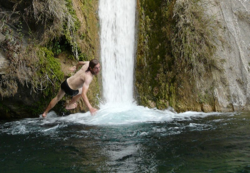 Etant pur de nature, je prefere aller jouer dans l'eau de la cascade, peut-etre un peu moins sacrée, mais plus marrante. (Beau bronzage façon Virenque)