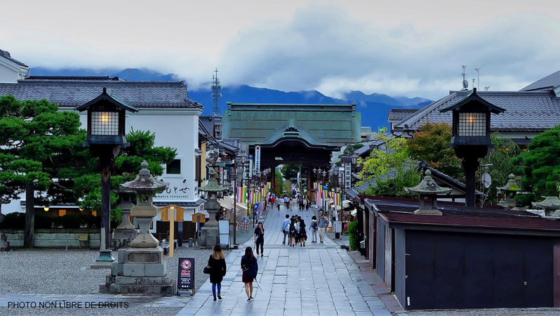 A la nuit tombée, Zenkô-Ji, Japon
