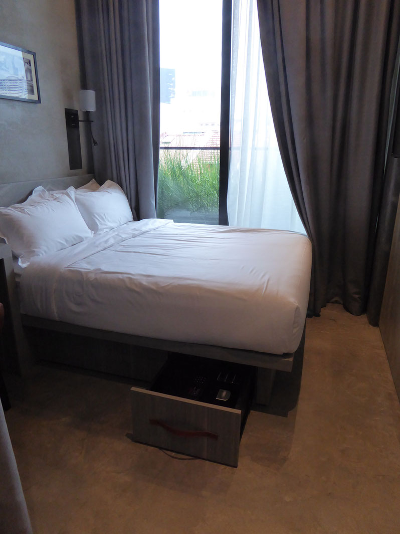 Zimmersafe unterm Bett in einem Superior Double Room, Hotel YAN