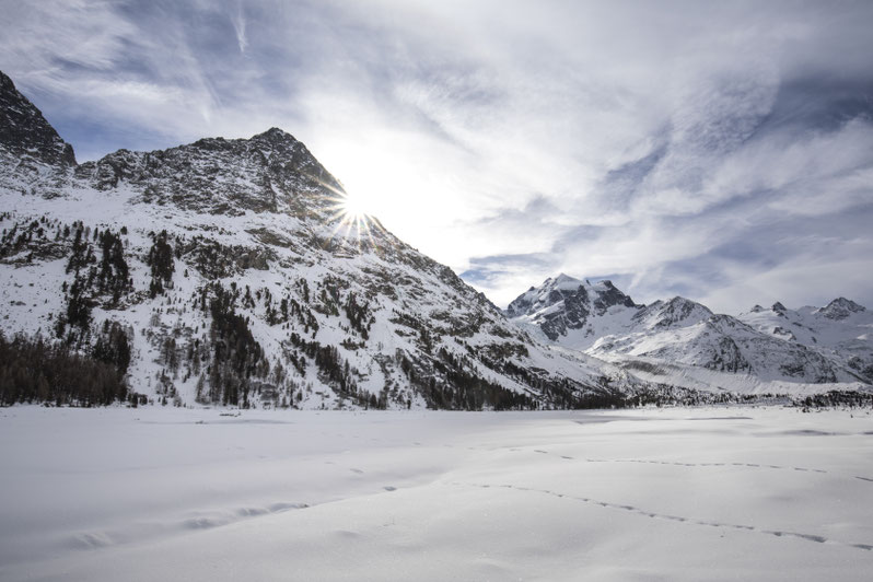 Bei Aufbruch zu unserer Schneewanderung empfingen uns sogleich die ersten Sonnenstrahlen. Ein fantastischer Anblick!