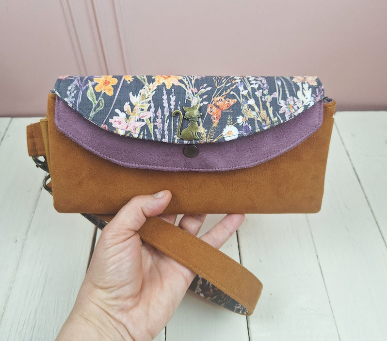 Grand portefeuille femme bohème – porte-chéquier artisanal – simili cuir fauve ,  suédine violette , tissu gris fleuri– pochette clutch  avec dragonne amovible