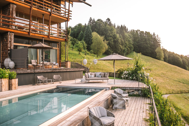 JÄGERSBERG In bester Panoramalage über Oberstdorf Ein Ort zum Innehalten. Für warme Sonnenstrahlen am Frühstückstisch, leuchtende Abendstunden im Pool und dieses leise Glück mit Blick auf die Berge.
