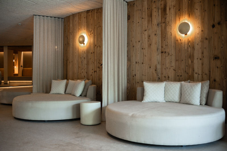 EXCELSIOR DOLOMITES RESORT am Fuße des Kronplatz in den Südtiroler Dolomiten Zwischen Bergpanorama, alpiner Architektur und herzlicher Gastfreundschaft Wellness, Genuss und Natur – in ihrer schönsten Verbindung