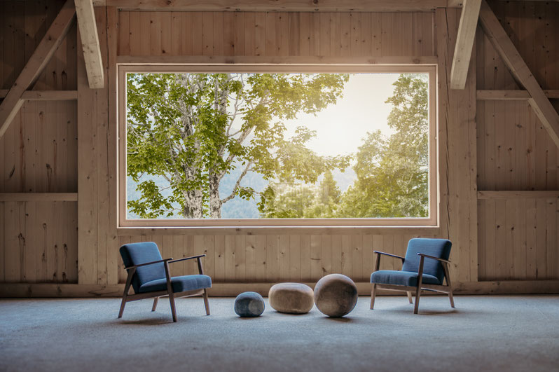 FUCHSEGG ECO LODGE zwischen Wiesen und Wäldern im Bregenzerwald Wiesen zum Toben, Plätze zum Kuscheln, Teller zum Schwärmen. Ein Ort zum Zusammensein – und einfach Sein.
