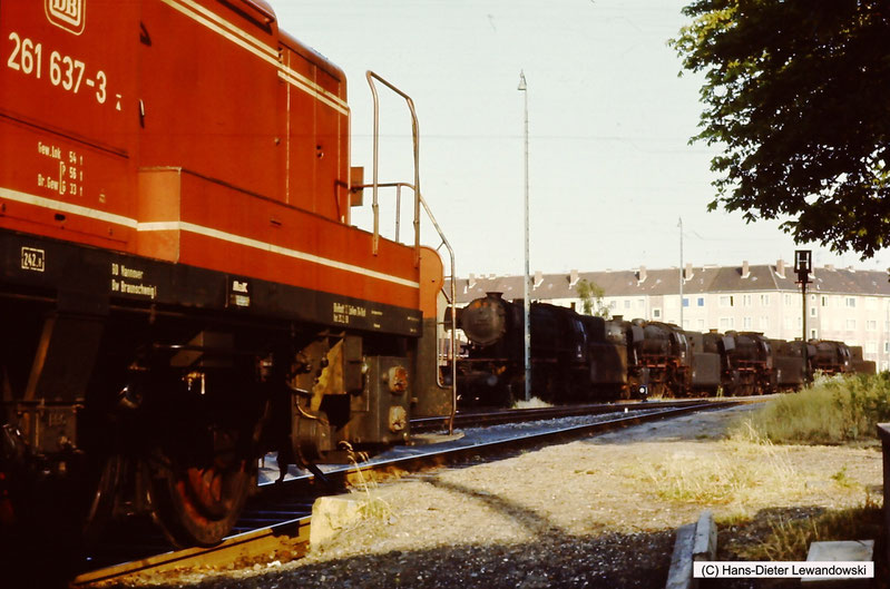 261 637-3 vom Bw Braunschweig 1, vormals Bw Braunschweig Vbf, jetzt DB Regio, auf Gleis 1 nebst vier zur späteren Zerlegung im AW auf Gleis 2 abgestellter „Neubauloks“ der BR 23 im Bahnhof Braunschweig West