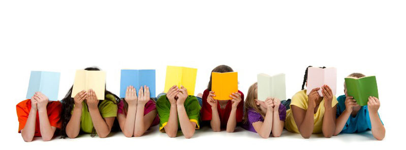 Kinder lesen Bücher 