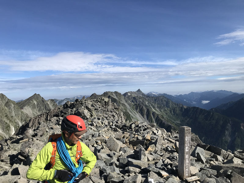 マモさんと槍。白馬岳、立山まで見えてます。