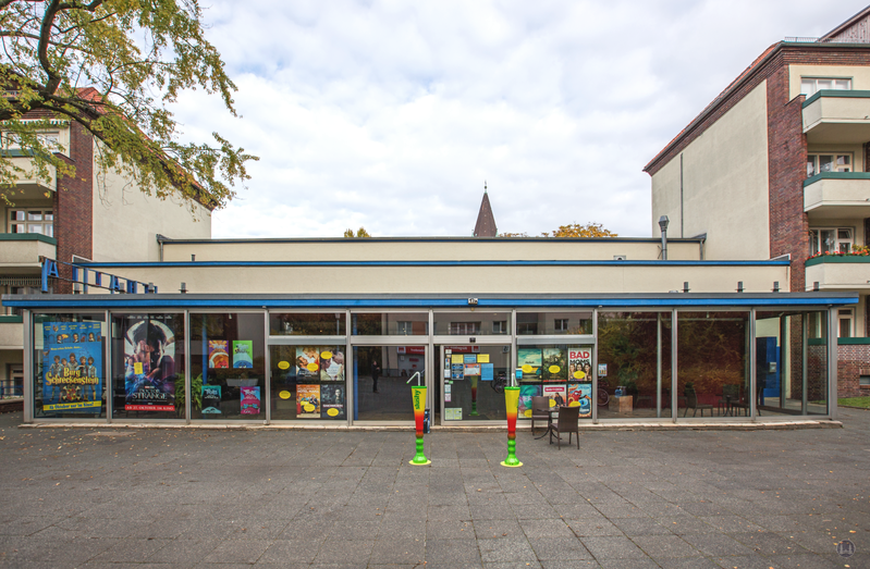 Berlin. Das Kino Thalia in Lankwitz. Frontansicht.