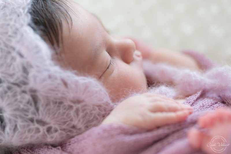 10 Tipps für süsse Babyfotos Zuhause, Babies zu Hause fotografieren, Tipps und Tricks Babyfotografie Zuhause, Fotografieren mit Tageslicht am Fenster, Neugeborenenfotografie, Babyshooting, Babyfotografie