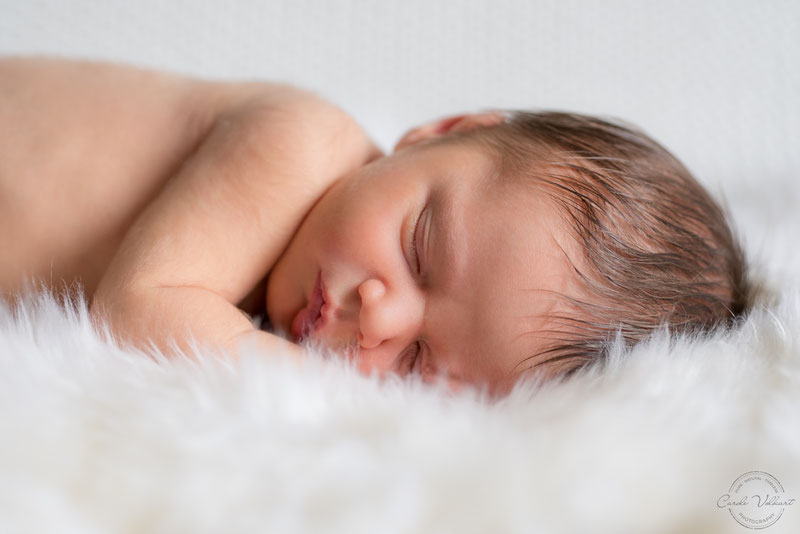 10 Tipps für süsse Babyfotos Zuhause, Babies zu Hause fotografieren, Tipps und Tricks Babyfotografie Zuhause, Fotografieren mit Tageslicht am Fenster, Neugeborenenfotografie, Babyshooting, Babyfotografie