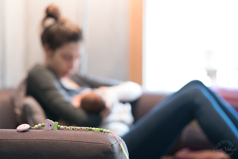 10 Tipps für süsse Babyfotos Zuhause, Babies zu Hause fotografieren, Tipps und Tricks Babyfotografie Zuhause, Fotografieren mit Tageslicht am Fenster, Neugeborenenfotografie, Babyshooting, Babyfotografie