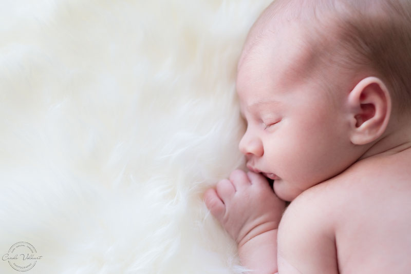 10 Tipps für süsse Babyfotos Zuhause, Babies zu Hause fotografieren, Tipps und Tricks Babyfotografie Zuhause, Fotografieren mit Tageslicht am Fenster, Neugeborenenfotografie, Babyshooting, Babyfotografie