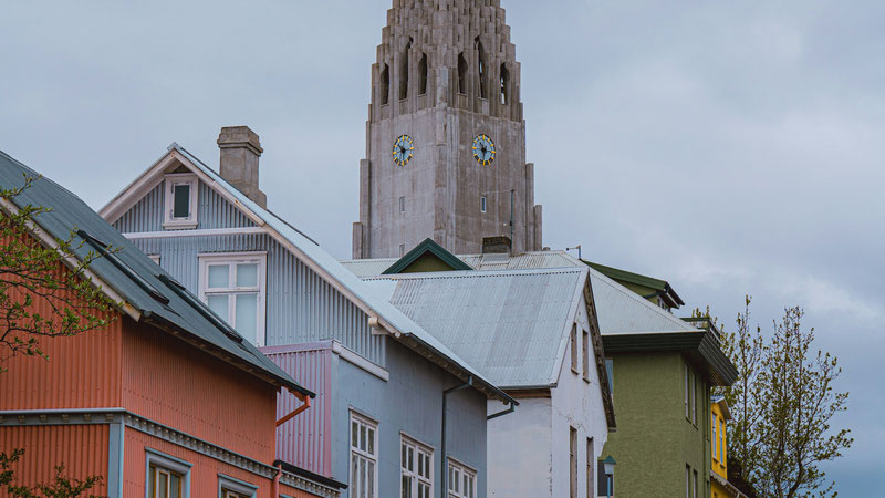 Häuserzeile in Reykjavík. Bild von Chris Turgeon auf Unsplash. 