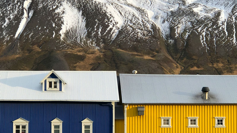 Häuserzeile in Siglufjörður. Bild von Paolo Gregotti auf Unsplash. 