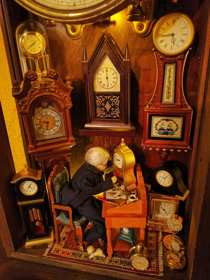 Puppenhaus Uhrenladen in der Wanduhr