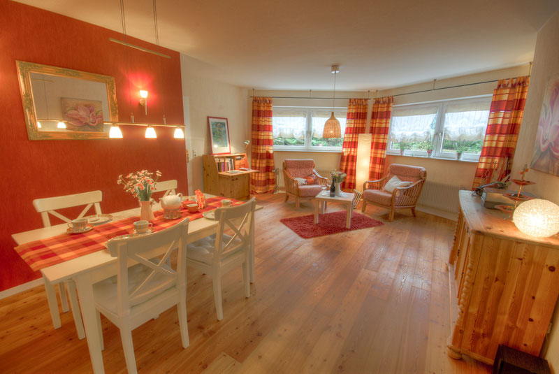 Das lichtdurchflutetes Wohnzimmer der Ferienwohnung Schallstadt