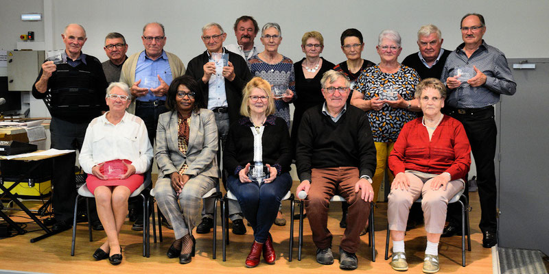 Photo de groupe après la remise d'un trophée GEMOUV à chaque président ou vice-président de club du secteur