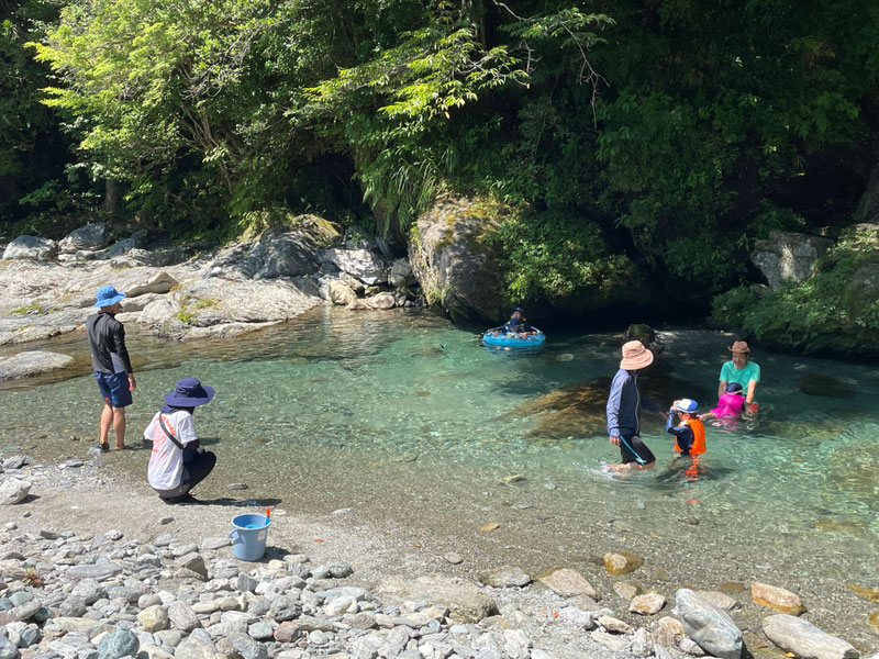 すぐ下を流れる清流・行川(なめかわ)で川あそび!