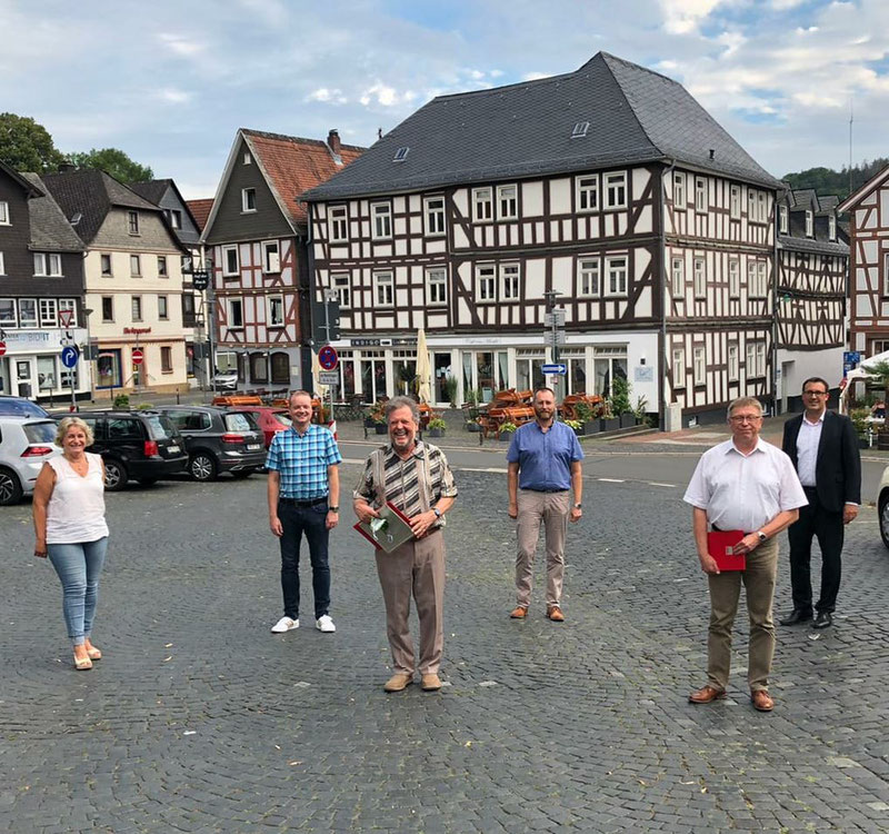  Es gratulierten (v. l. n. r.) Angelika Löber (MdL), Mike Klotz (Vorsitzender Ortsverein Biedenkopf), Joachim Thiemig (Bürgermeister) und Sören Bartol (MdB).