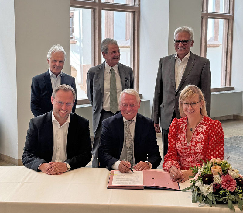 Gruppenfoto mit den Vertreterinnen und Vertretern der geförderten Projekte sowie den Mitgliedern des Stiftungsvorstand