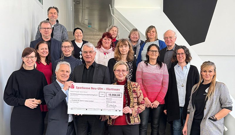 Gruppenfoto mit den Vertreterinnen und Vertretern der geförderten Projekte sowie den Mitgliedern des Stiftungsvorstandes
