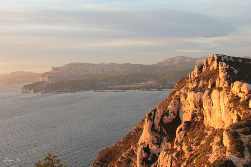 Sommet des falaises du Cap Canaille : "La Grande Tête", au premier plan à droite ; les Calanques de Cassis, à l'arrière-plan.