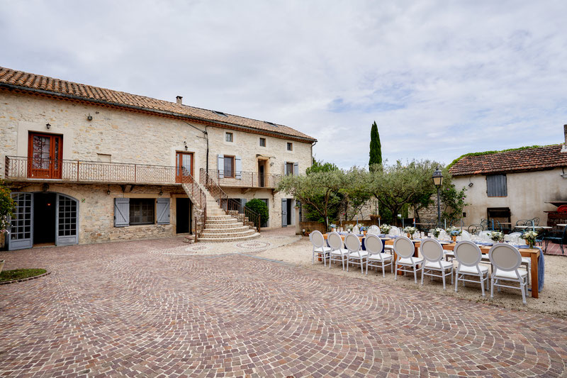 Salle de réception du mas Le Petit Nizon pour mariage et événements près d'Avignon dans le Gard et Vaucluse