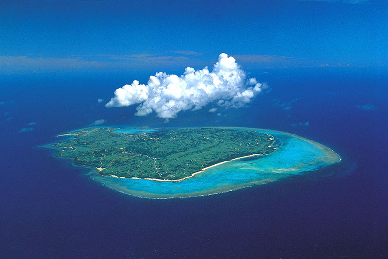 周囲をサンゴ礁に囲まれ、水深約2〜3mの浅い海が広がる南国の美しい島、与論島