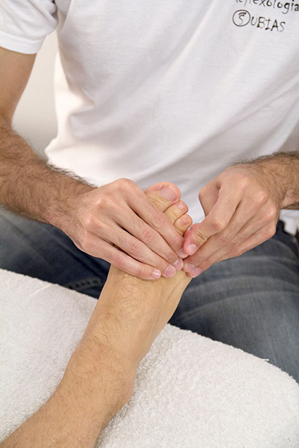 Sesión de reflexología podal aplicada sobre los pies
