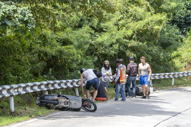 Rollerunfall von Touristen ohne Schutzkleidung