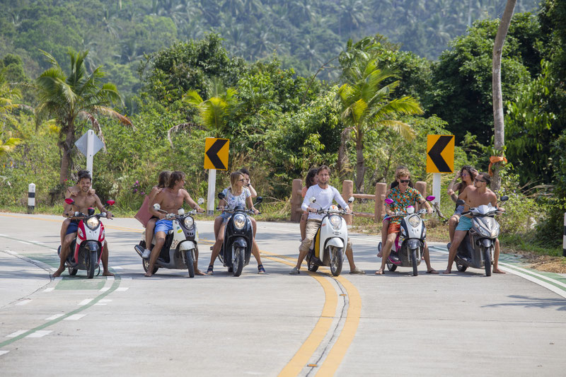Touristen auf Koh Samui ohne Helm und Shirt