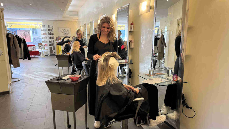 So entstehen Foliensträhnen, Balayage, Foilage (Foilayage) und Airtouch Technik