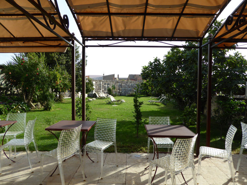 Garten mit Frühstücksbereich Hotel Maison Tresnuraghes