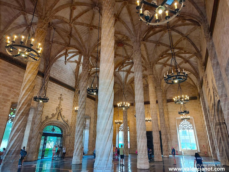 El interior de la Lonja de la Seda  se divide en tres naves longitudinales, con vuelta de crucería sostenida por ocho columnas exentas.