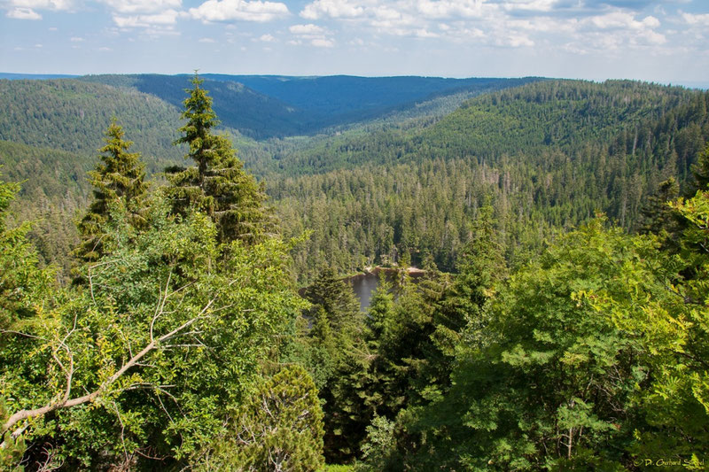 Herrlicher Ausblick über das Tal der Schönmünz und auf den Wilden See (Vordergrund)