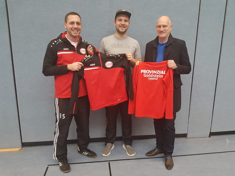 Große Freude bei der F-Jugend des SC Lippetal über die neuen Trainingsanzüge der Provinzial-Versicherung Goldstein