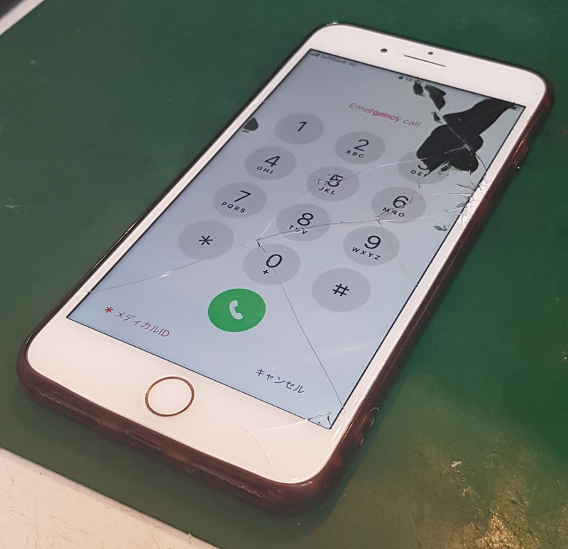 iPhone8Plus液晶破損の状態