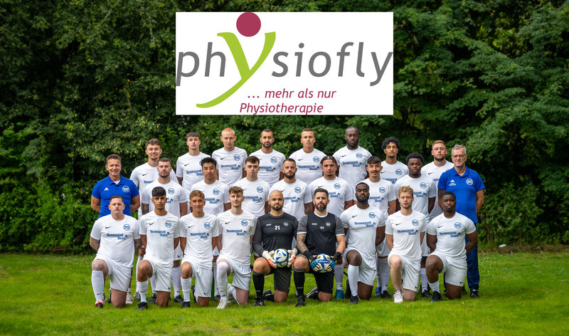 Fußballmannschaft des TuS Berne mit 24 Spielern und 2 Trainern in weißen Trikots auf grünem Rasen vor Bäumen, Logo von Physiofly Praxis Physiotherapie über dem Team