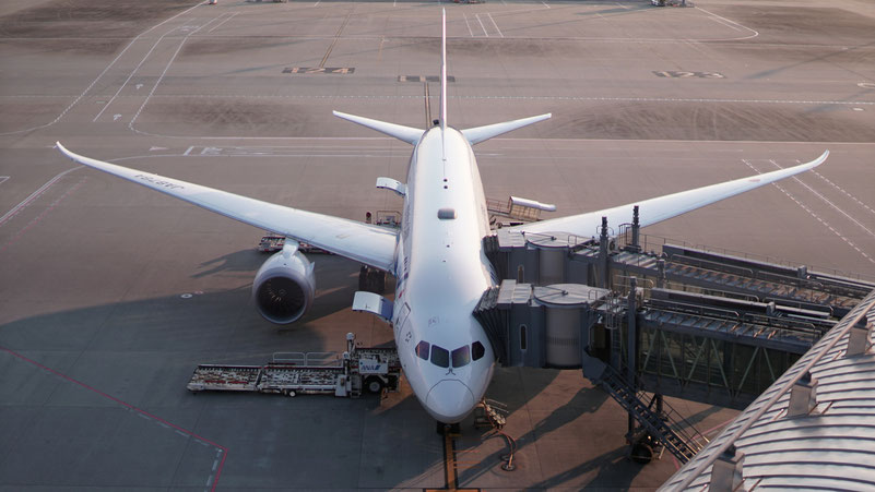 Flugzeug am Flughafen Keflavík. Bild von Ern Low auf Unsplash.