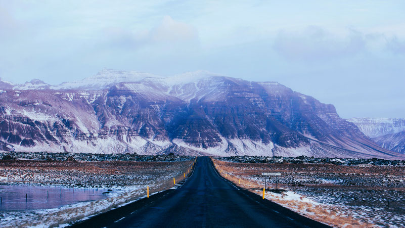 Ampel in Akureyri. Bild von Hunter Reilly auf Unsplash.