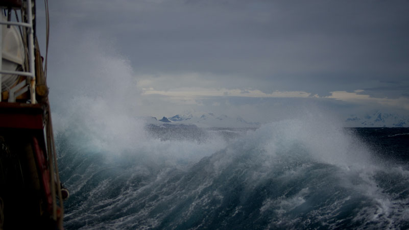 Schiff im Sturm. Bild von Torsten Dederichs auf Unsplash.